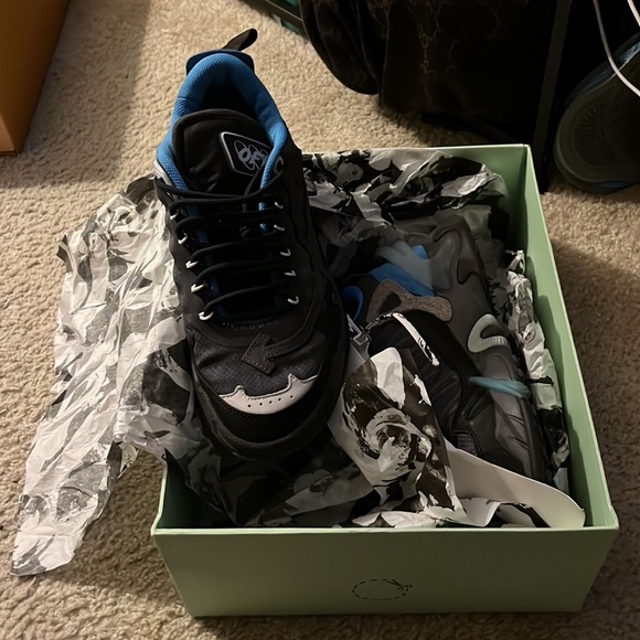 Off-White c/o Virgil Abloh™ - Picture 2 of 5